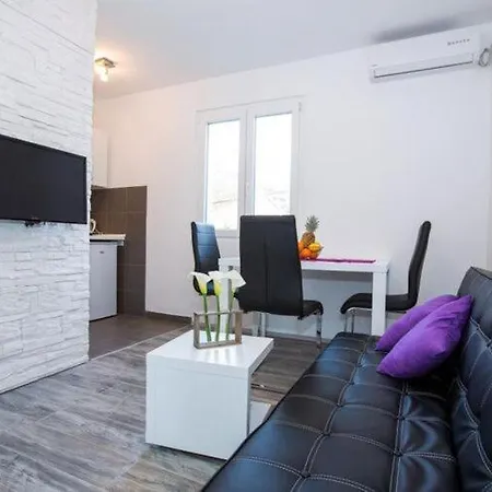 Roza - One-bedroom With Balcony * Mokosica